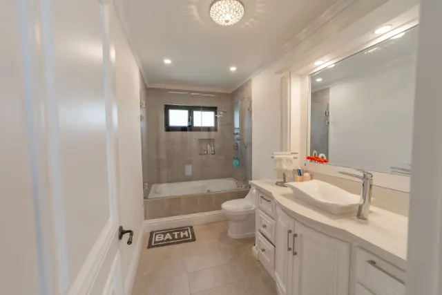 Monteran Luxury Home: Exquisite 3-Bedroom Residence