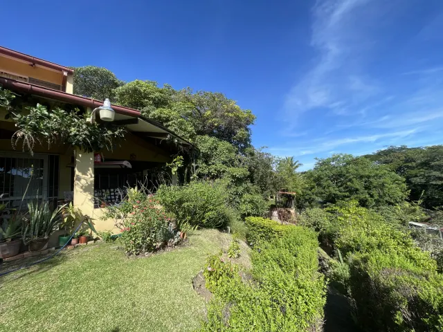 House in Alto Las Palomas single story with breathtaking Views and Lush Gardens