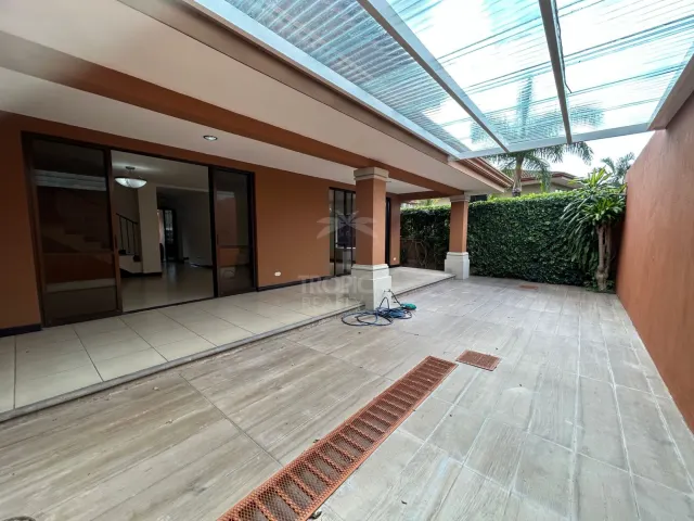 Spacious 4-Bedroom Townhouse in Villas de Valencia Condominium, Escazú