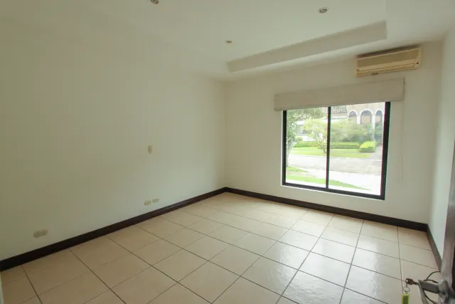 House for sale or rent, single-story, in the Bosques Lindora condominium, Santa Ana. RENTED