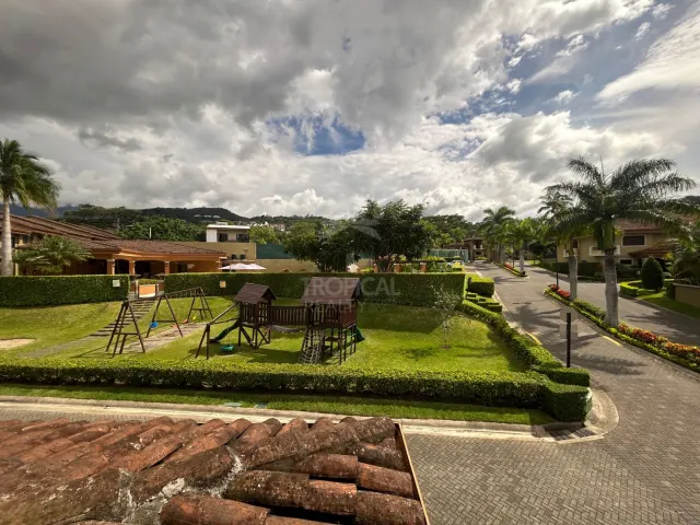 Spacious 4-Bedroom Townhouse in Villas de Valencia Condominium, Escazú