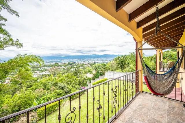 Panoramic home Escazu, property with a home and 2 apartments