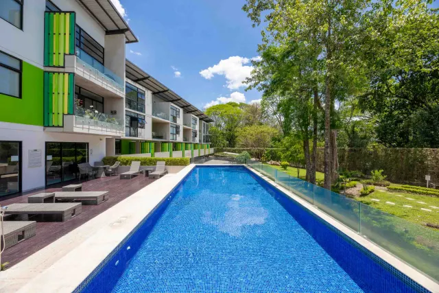 Modern Apartment with Private Garden in Arborea Flats, Santa Ana