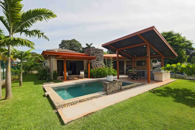 Luxuriously Remodeled Turnkey Home with Golf Cart Included Los Reyes
