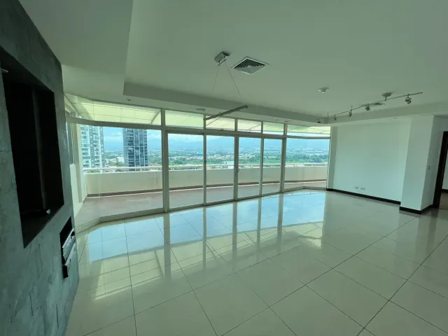 Penthouse Exclusivo en Torre Nunciatura: Elegancia y Funcionalidad