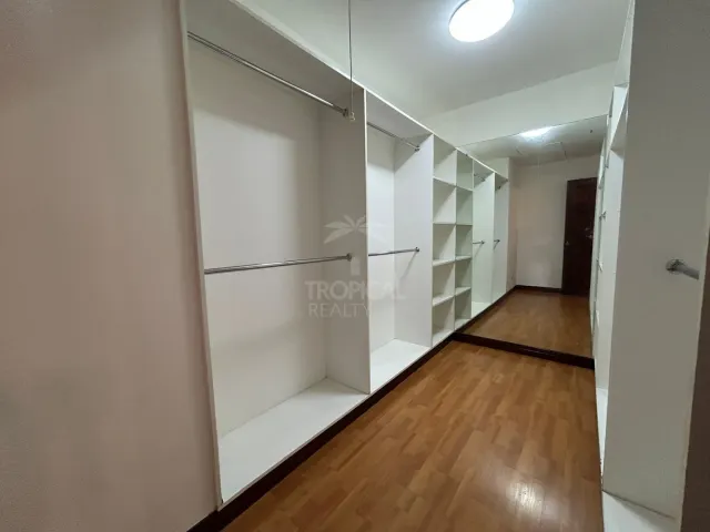 Spacious 4-Bedroom Townhouse in Villas de Valencia Condominium, Escazú