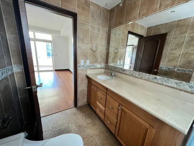 Penthouse Exclusivo en Torre Nunciatura: Elegancia y Funcionalidad