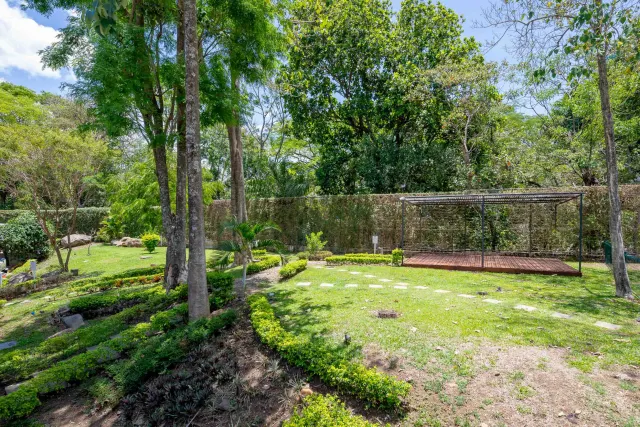 Modern Apartment with Private Garden in Arborea Flats, Santa Ana