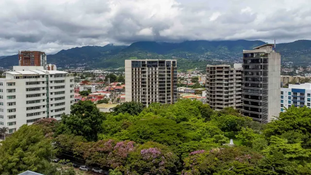 Luxury 10th Floor Condo with Panoramic Views in Nunciatura