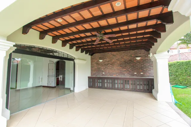 House for sale or rent, single-story, in the Bosques Lindora condominium, Santa Ana. RENTED