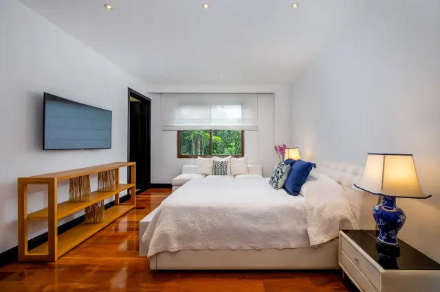 La Hacienda Cosmopolitan Chic – Exclusive Single-Level Luxury Estate in Santa Ana
