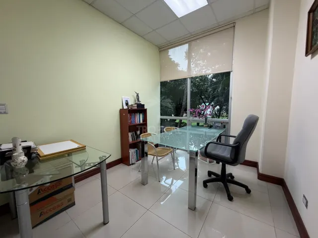 90 m² Corporate Ground-Floor Office for Rent in Business Center, Escazú