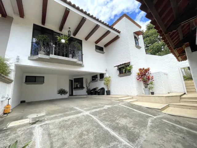 Ample House in Gated Community with 24/7 Security, Private Pool, and Jacuzzi in Escazu