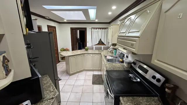 Home for Sale in Rohrmoser, Pavas – Spacious Layout & Private Terrace