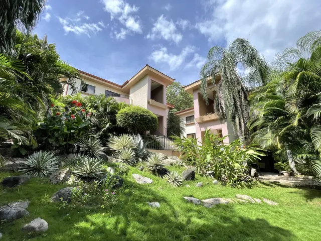 Luxury living near Playa del Coco and Ocotal