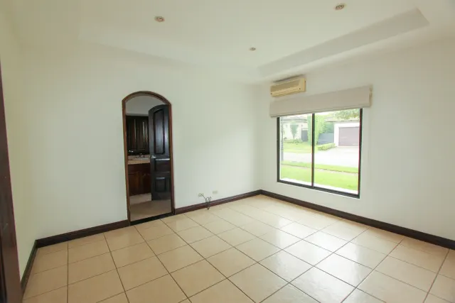 House for sale or rent, single-story, in the Bosques Lindora condominium, Santa Ana. RENTED