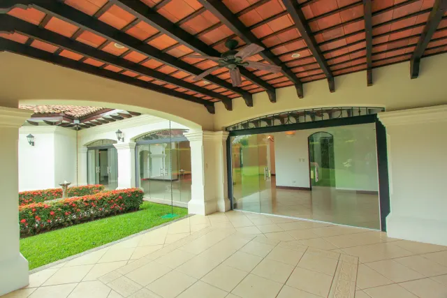 House for sale or rent, single-story, in the Bosques Lindora condominium, Santa Ana. RENTED