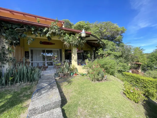 House in Alto Las Palomas single story with breathtaking Views and Lush Gardens