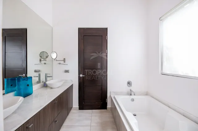 Casa Bougainvillea – Single-Story Luxury Home in Santa Ana with Expansive Private Garden