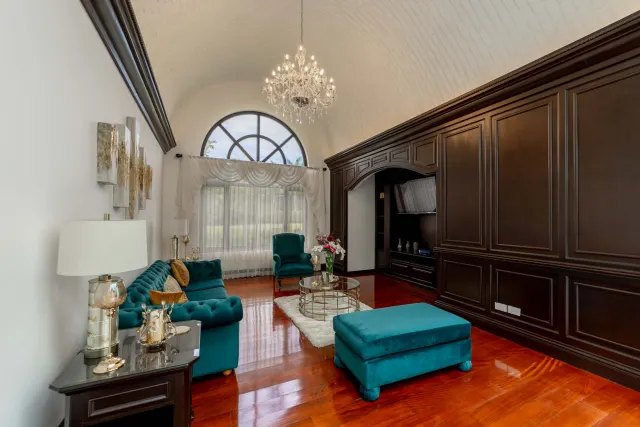 Monteran Luxury Home: Exquisite 3-Bedroom Residence