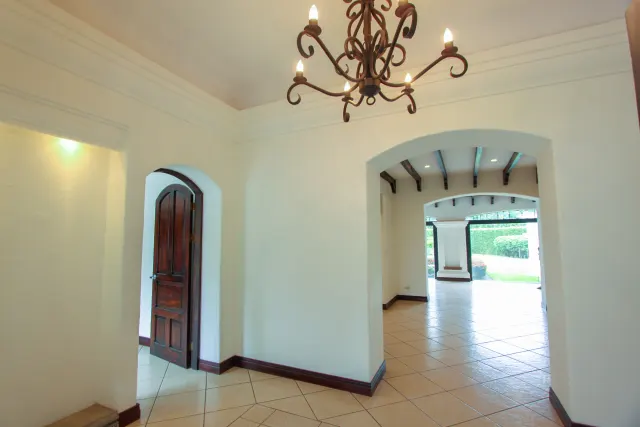 House for sale or rent, single-story, in the Bosques Lindora condominium, Santa Ana. RENTED