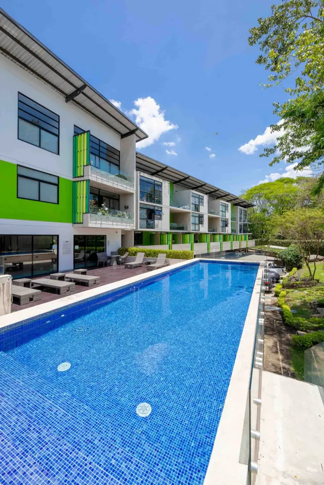 Modern Apartment with Private Garden in Arborea Flats, Santa Ana