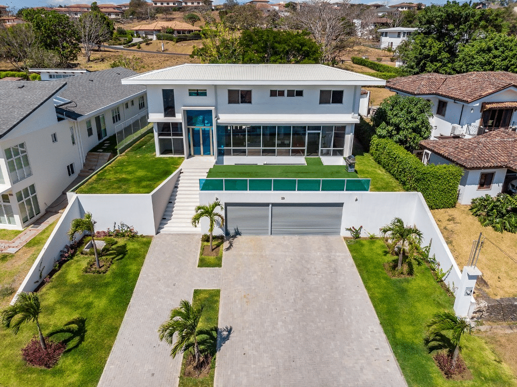 Golf course view property in Hacienda Los Reyes country club Alajuela
