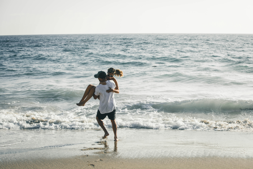 pareja-compartiendo-momento-en-casa Couple looking at luxury ocean view real estate properties for sale in Costa Rica.